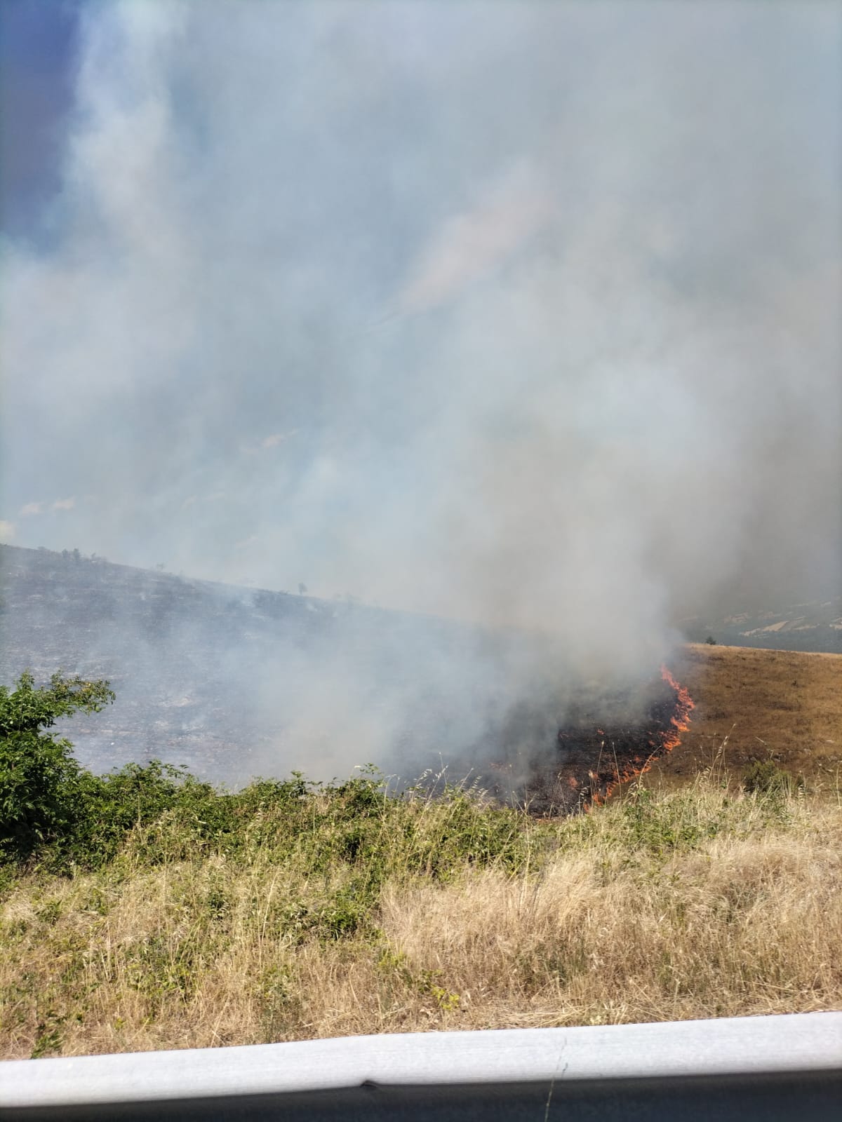 Campagna aib: 3 mezzi aerei e 28 volontari stanno operando a Raiano per domare le fiamme