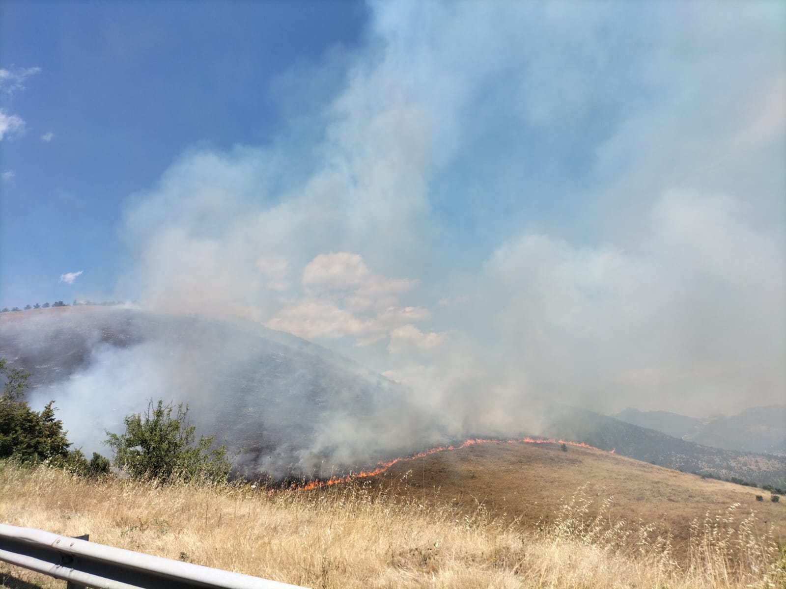 Campagna aib: 3 mezzi aerei e 28 volontari stanno operando a Raiano per domare le fiamme