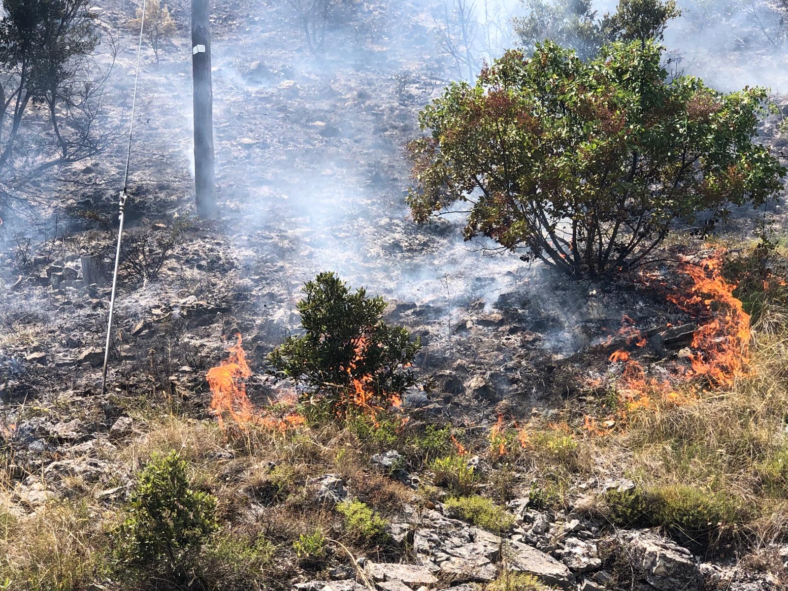 Campagna aib: 3 mezzi aerei e 28 volontari stanno operando a Raiano per domare le fiamme
