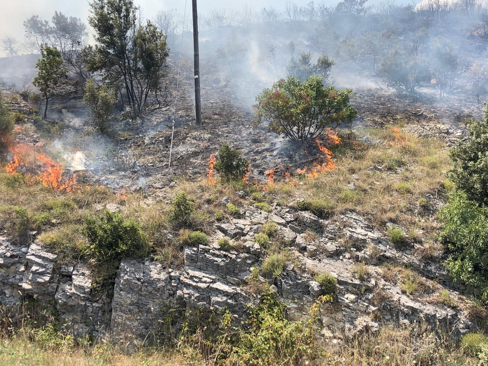 Campagna aib: 3 mezzi aerei e 28 volontari stanno operando a Raiano per domare le fiamme