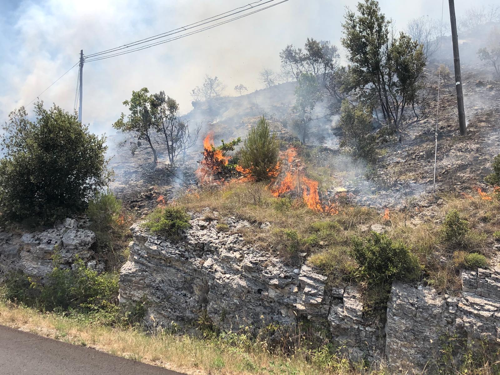 Campagna aib: 3 mezzi aerei e 28 volontari stanno operando a Raiano per domare le fiamme