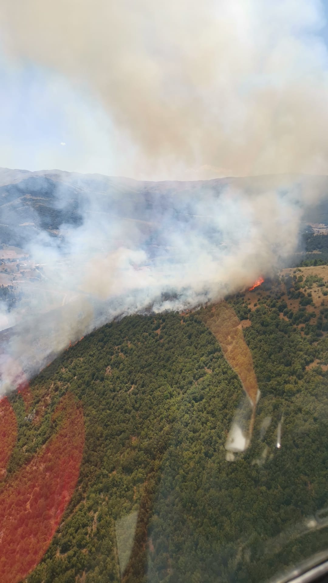 Campagna aib: 3 mezzi aerei e 28 volontari stanno operando a Raiano per domare le fiamme