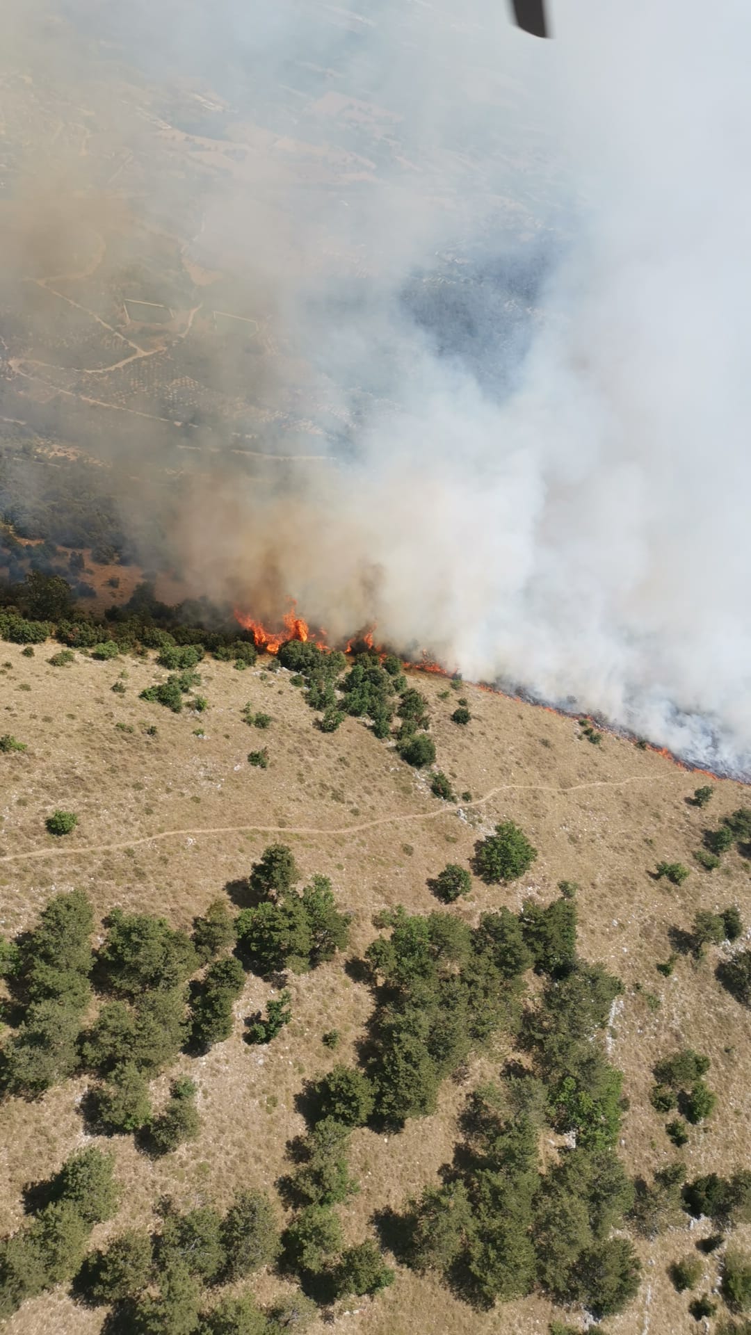 Campagna aib: 3 mezzi aerei e 28 volontari stanno operando a Raiano per domare le fiamme