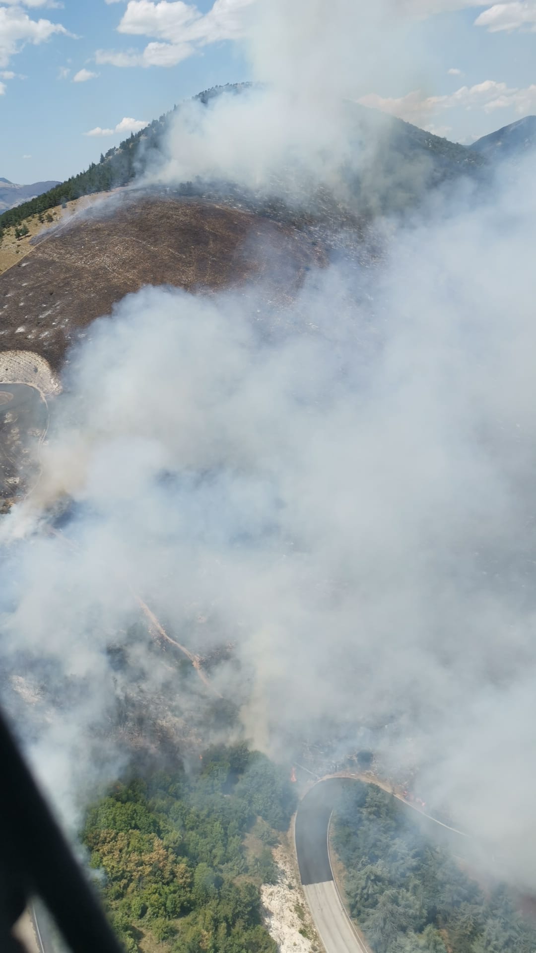Campagna aib: 3 mezzi aerei e 28 volontari stanno operando a Raiano per domare le fiamme