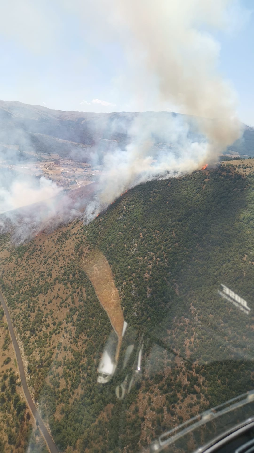 Campagna aib: 3 mezzi aerei e 28 volontari stanno operando a Raiano per domare le fiamme