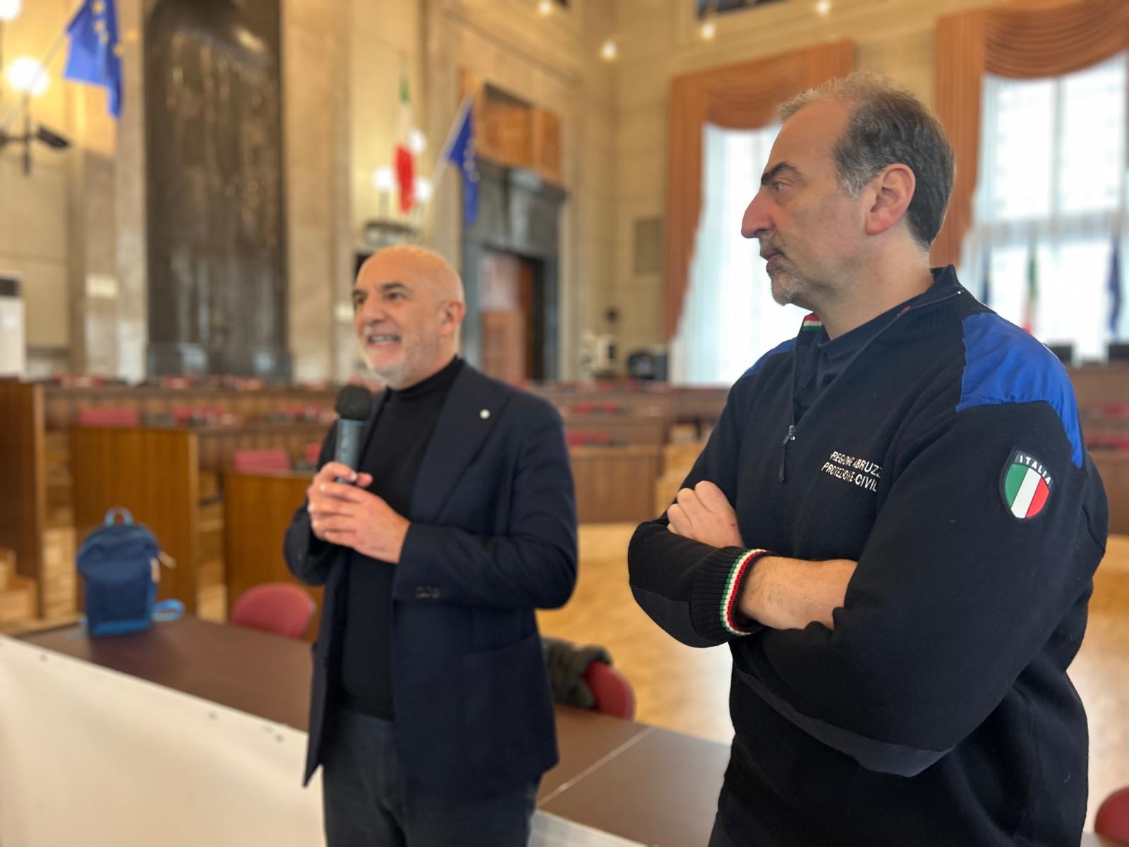 Mauro Casinghini saluta i volontari di PC della provincia di Pescara