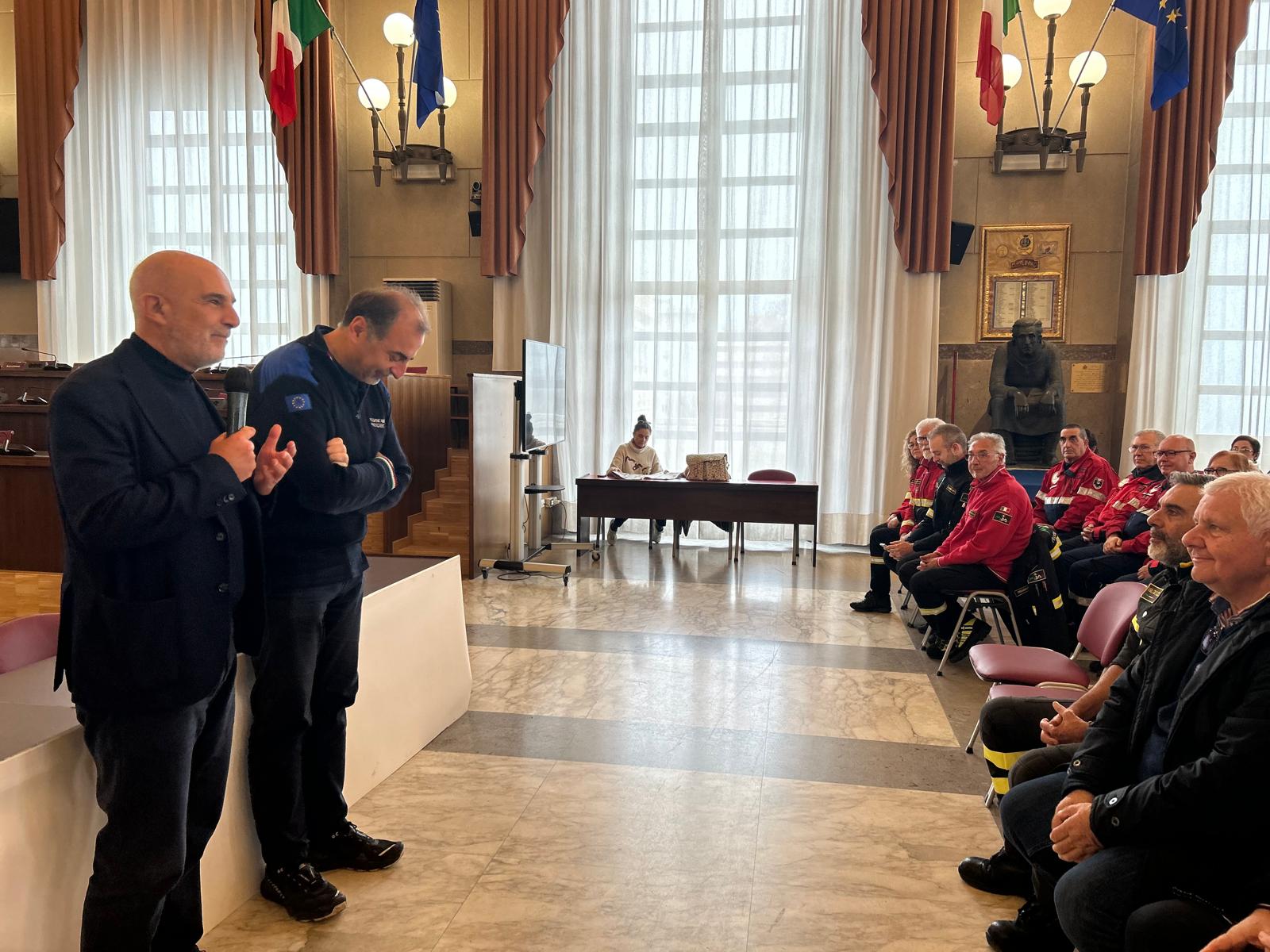 Mauro Casinghini saluta i volontari di PC della provincia di Pescara