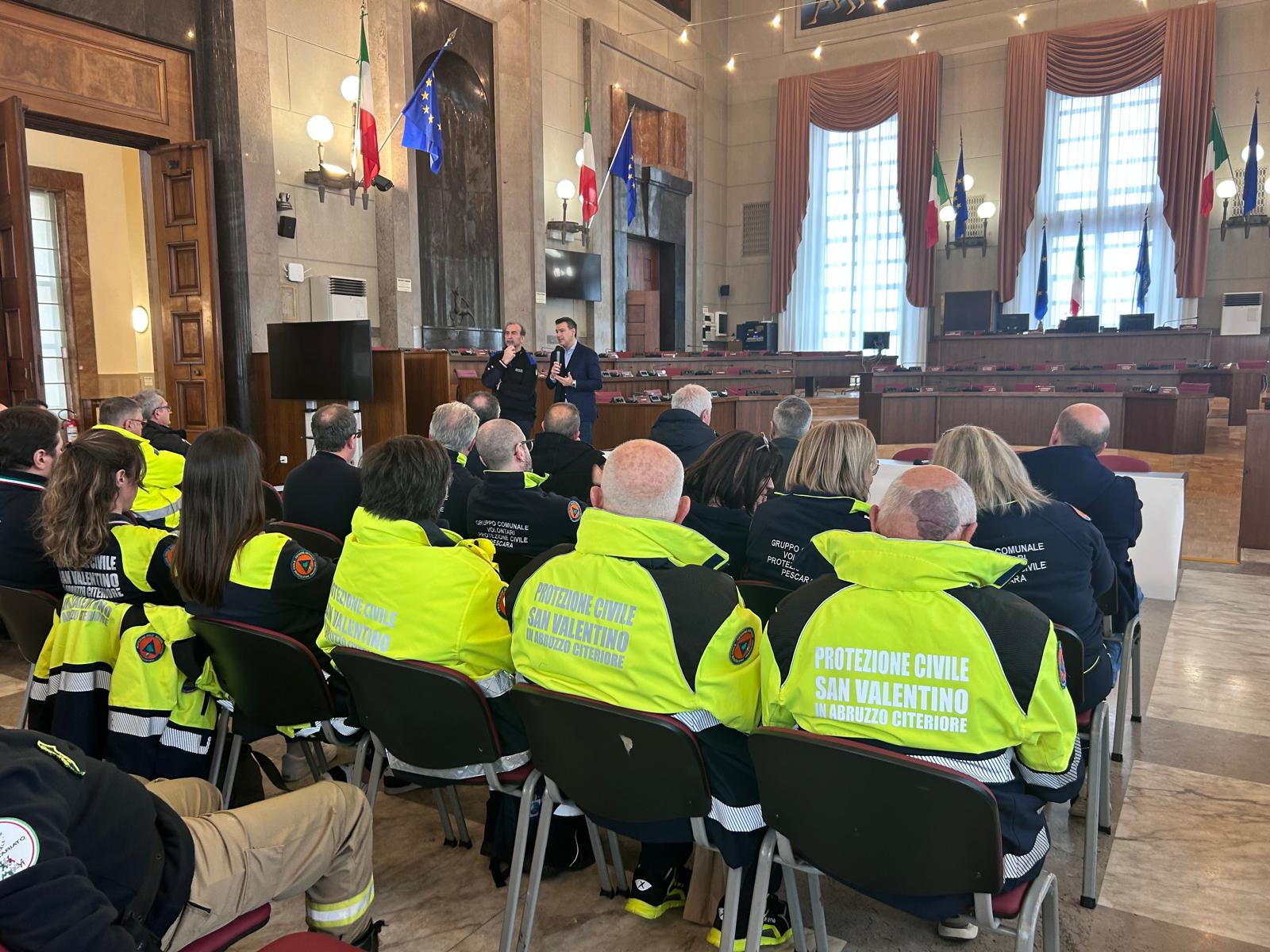 Mauro Casinghini saluta i volontari di PC della provincia di Pescara