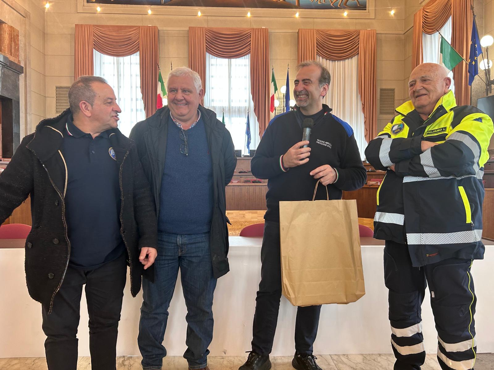 Mauro Casinghini saluta i volontari di PC della provincia di Pescara